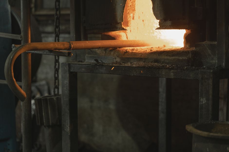 Verschiedene industrielle Heizelemente und Temperaturregelgeräte für Maschinenbauanwendungen.